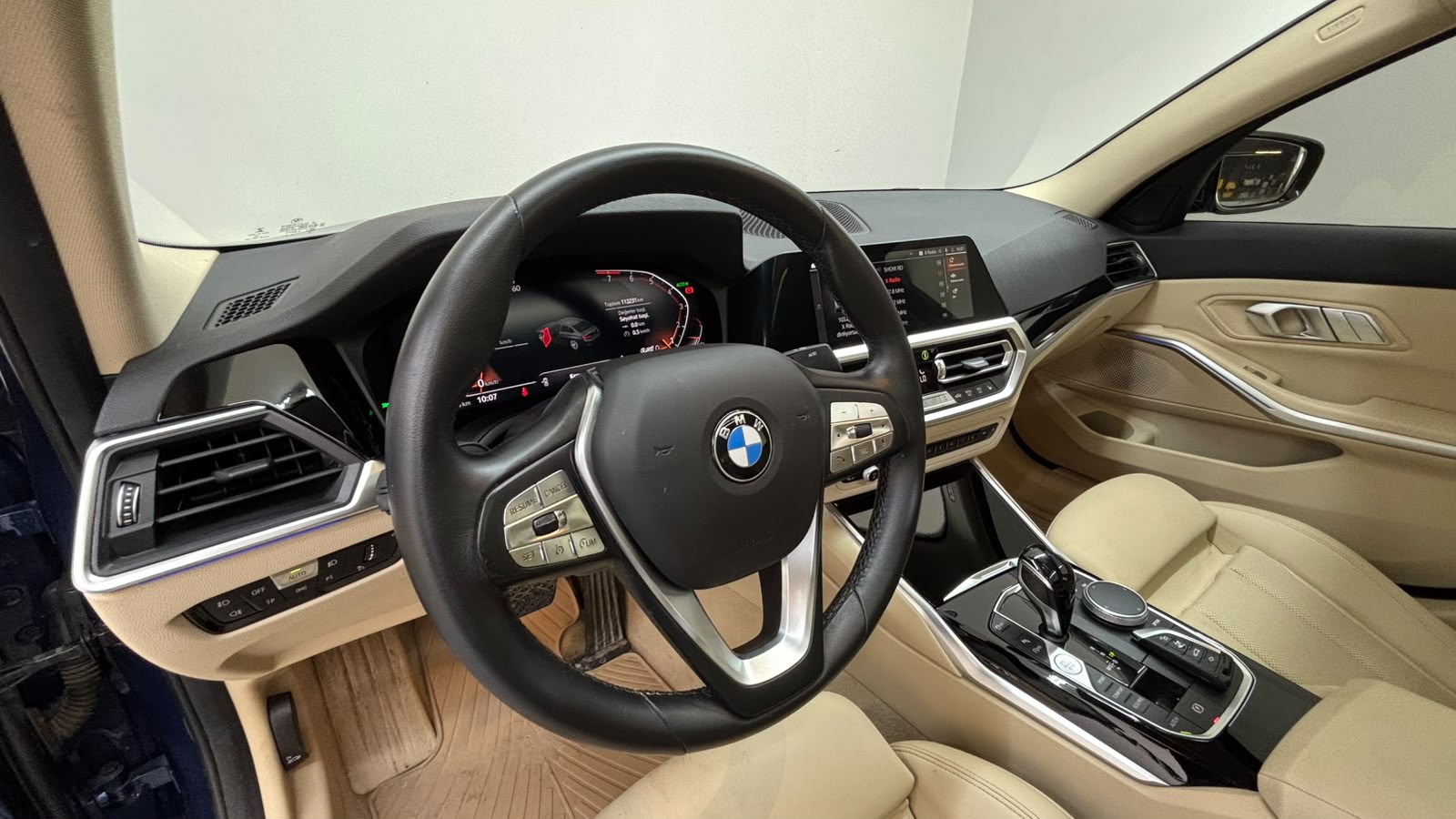 BMW 320i 13